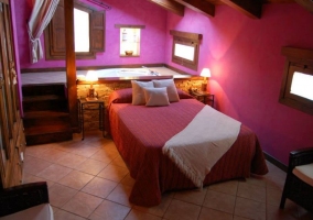 Suite Fucsia amplia con cama de matrimonio