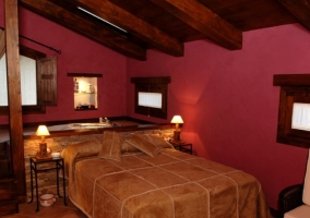 Suite Fucsia amplia con jacuzzi tras la cama