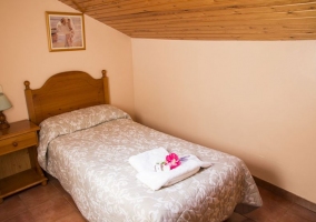 Dormitorio doble con toallas y flores