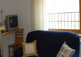 Sala de estar con televisor sobre la repisa