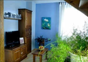 Sala de estar con paredes de color azul y televisor