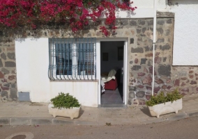 Entrada a la casa con reja en las ventanas