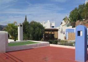 Vistas de la terraza con las hamacas y la mesa