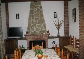 Salón comedor con chimenea
