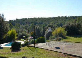 Cancha de baloncesto junto a la piscina