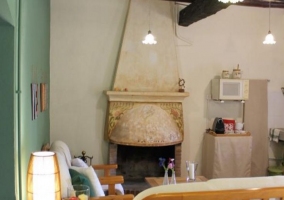 Sala de estar con chimenea en el frente