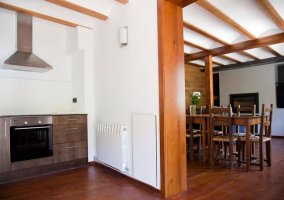 Sala de estar con sillones y suelos de madera