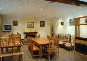 Comedor con mesa y muebles de madera