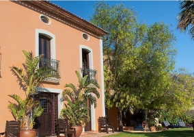 Amplia piscina con jardines y zonas verdes