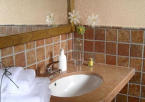 Dormitorio de matrimonio con mesillas de noche
