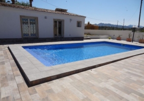 Acceso a la zona de la piscina y zona para tomar el sol