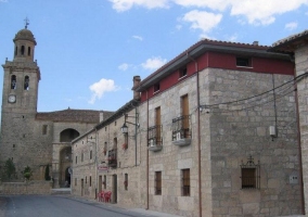 Acceso a la casa con fachada en piedra