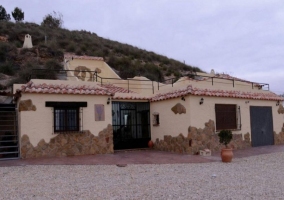 Acceso al alojamiento con escaleras y fachada en piedra