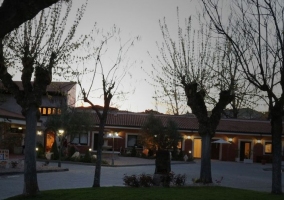 Dormitorio de matrimonio con luces debajo