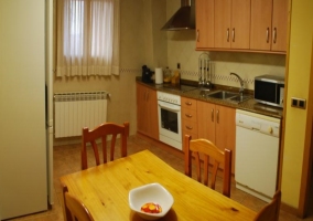 Cocina con mesa de comedor