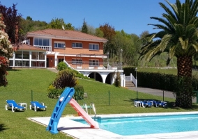 Terraza exterior con vistas a la piscina