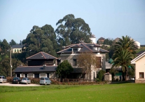 Jardín con zona de juegos 