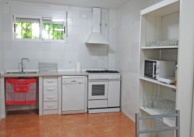 Cocina con mesa de comedor