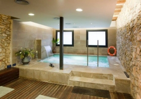Amplia piscina interior