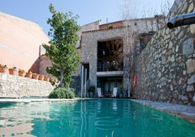 Amplia piscina rodeada de hamacas