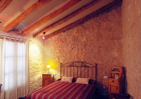 Dormitorio amplio de matrimonio con elementos naturales