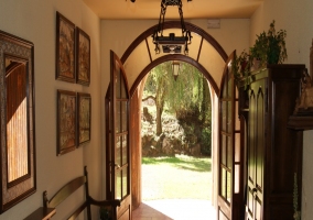 Comedor con decoración en tonos marrones