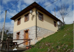 Fachada junto a la terraza