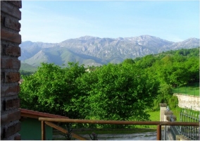 Cocina de la casa rural con banco y mesa para comer