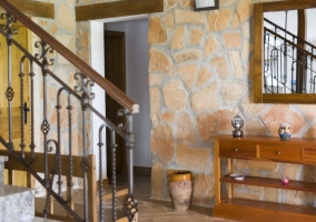 Sala de estar con mesa de madera y sillones