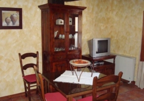 Sala de estar con mueble en madera