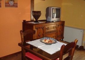 Sala de estar con mueble de madera y televisor