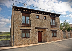 Finca con fachada, jardín y porche