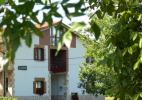 Acceso a la vivienda de fachada en blanco