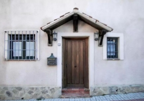 Entrada a la casa con su puerta en madera