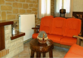 Salón comedor con muebles de madera