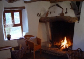 Sala de estar con la chimenea y cestas