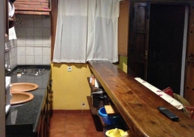 Cocina de la casa con barra americana