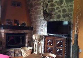 Sala de estar con la chimenea que hace esquina