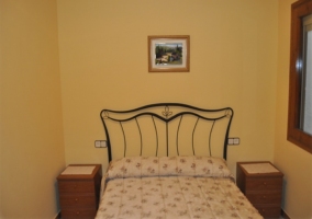 Dormitorio con cama de matrimonio