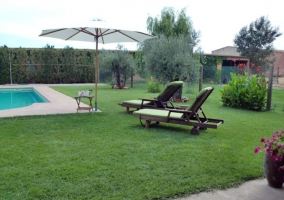 Acceso principal con la piscina