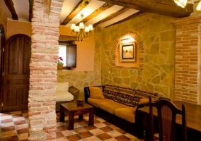 Sala de estar y comedor con mesa de madera