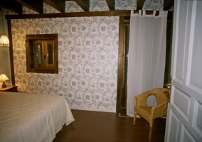 Dormitorio con vigas de madera