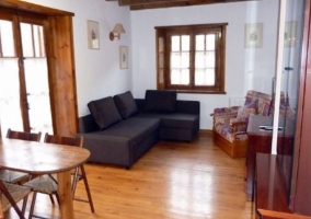 Cocina con la mesa de madera y sillas