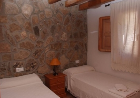 Dormitorio doble con un par de casas individuales