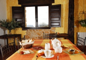 Salón comedor con mesa puesta para merendar