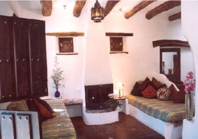 Sala de estar con la chimenea y vigas de madera