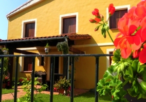 Mas vistas del jardin y la entrada a la casa rural