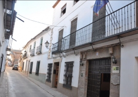 Acceso al alojamiento con puerta de madera