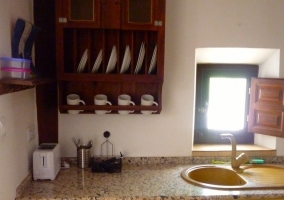 Comedor de la casa con mesa de madera y sillas