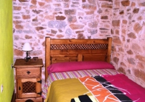 Dormitorio con cama de matrimonio